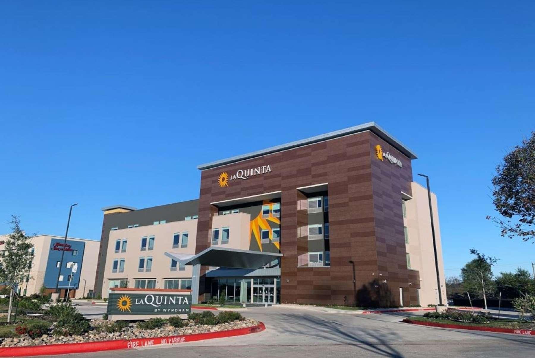 La Quinta Inn & Suites By Wyndham Dallas/Fairpark Zewnętrze zdjęcie