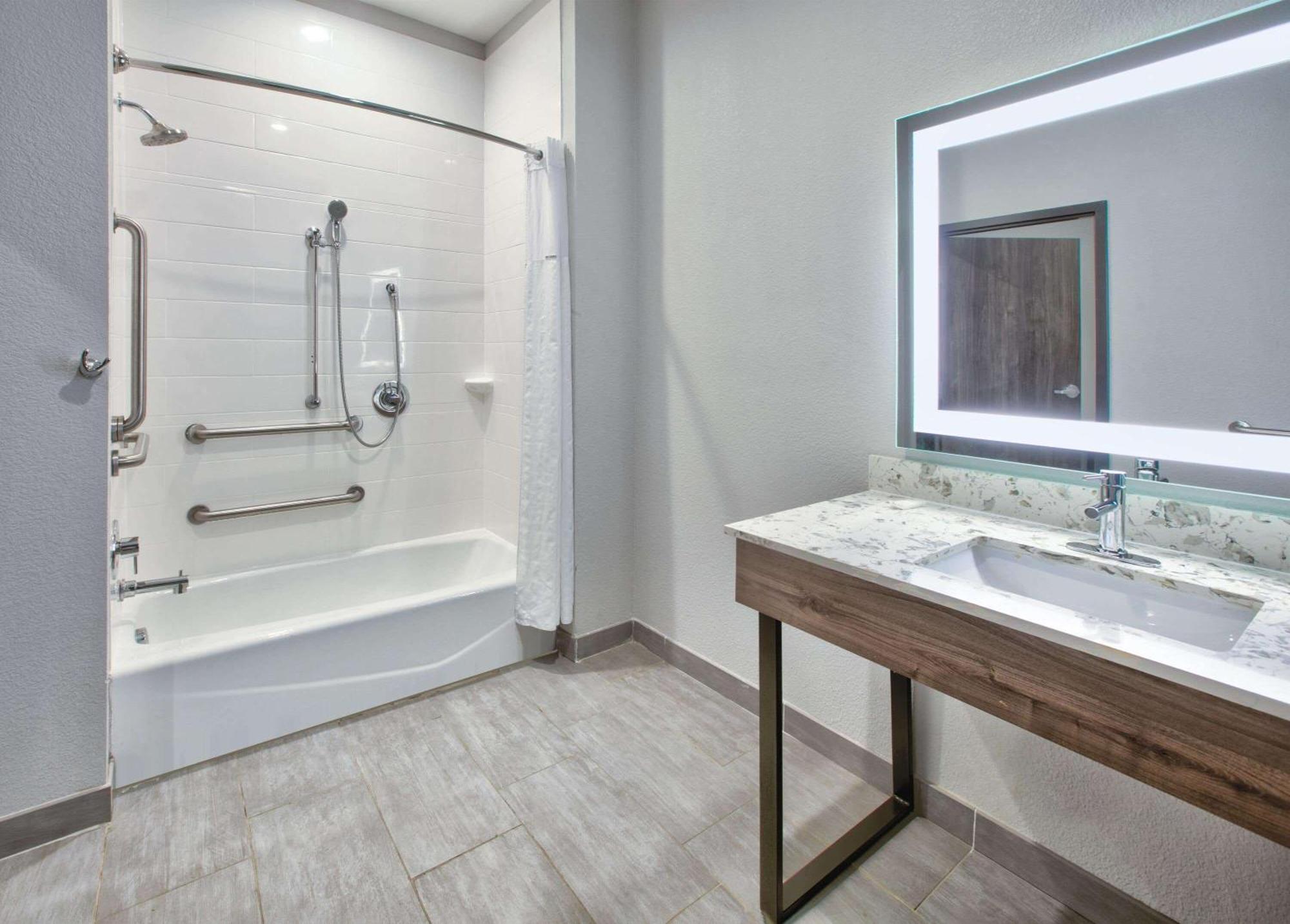 La Quinta Inn & Suites By Wyndham Dallas/Fairpark Zewnętrze zdjęcie